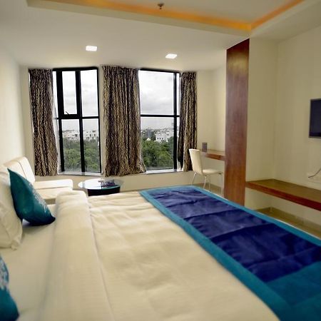 Oyo Premium Circuit House Vadodara Exterior photo