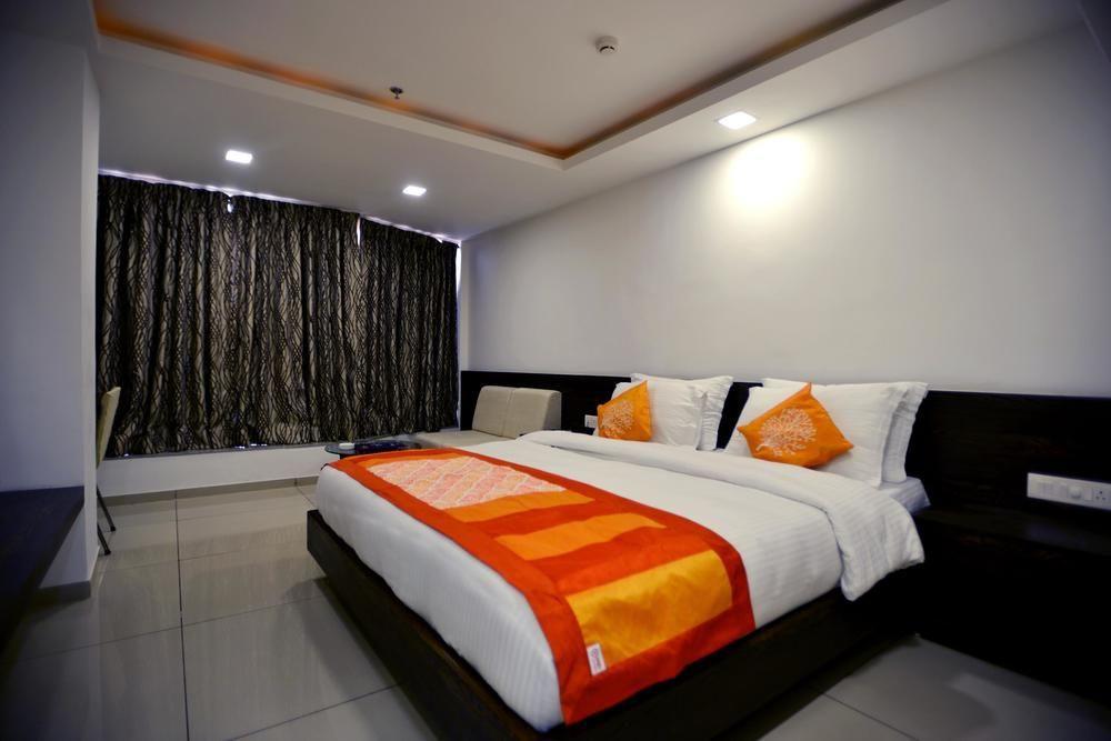 Oyo Premium Circuit House Vadodara Exterior photo