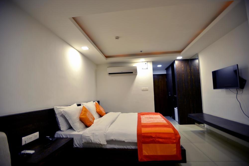 Oyo Premium Circuit House Vadodara Exterior photo
