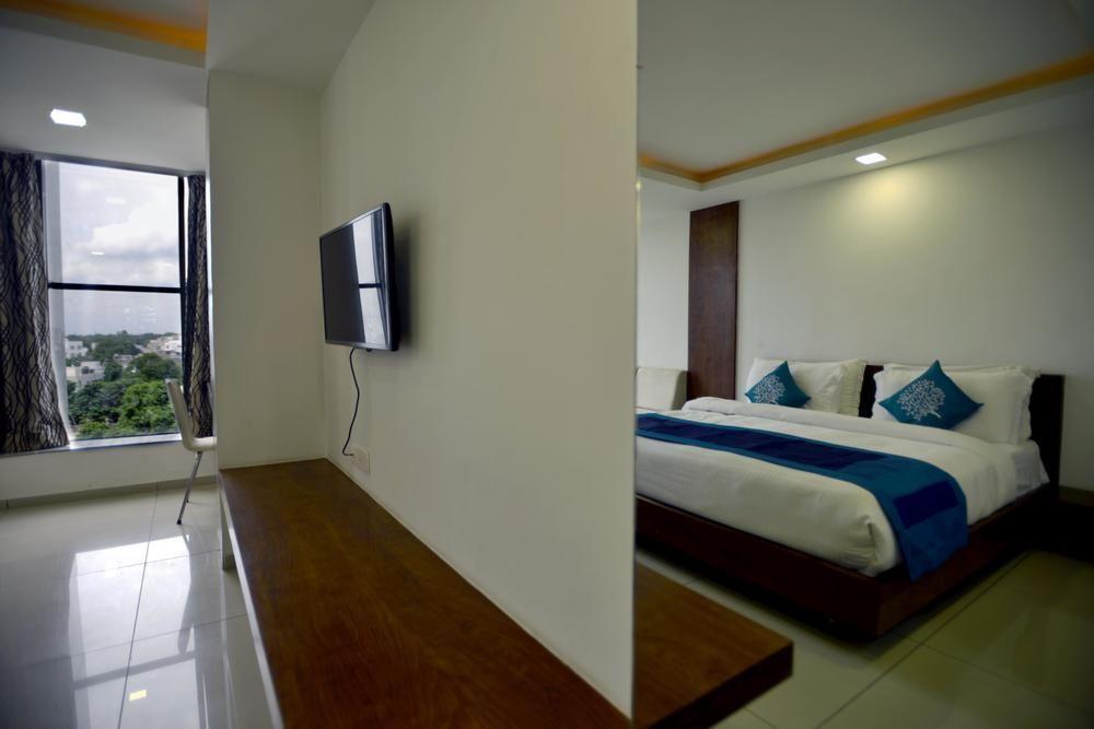 Oyo Premium Circuit House Vadodara Exterior photo