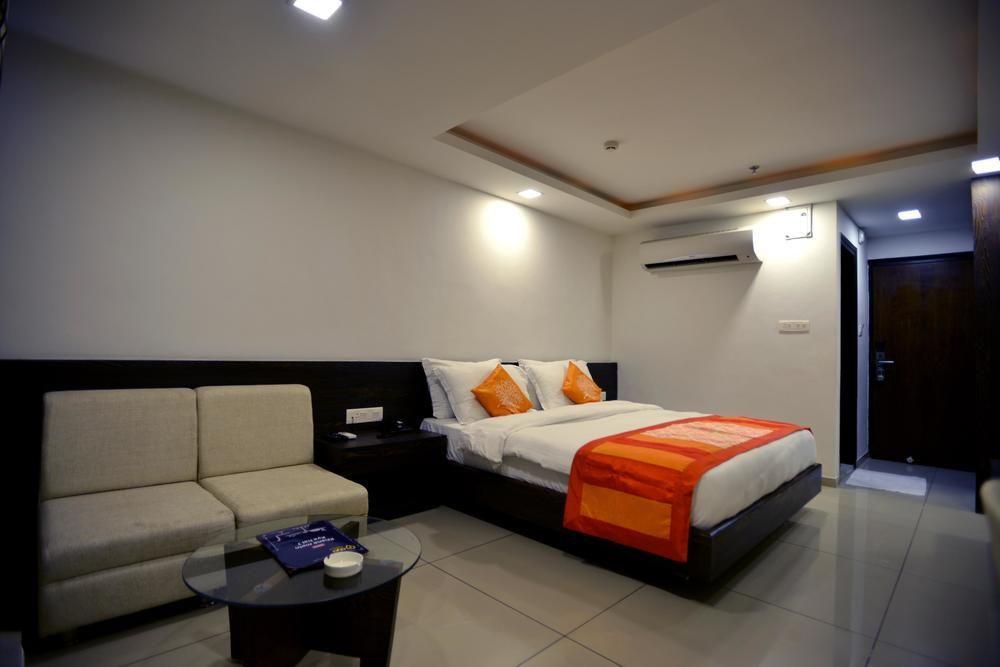 Oyo Premium Circuit House Vadodara Exterior photo